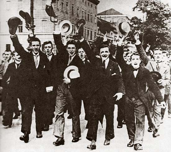 Studenten op Unter den Linden (Berlijn) verwelkomen op 1 augustus 1914 jubelend de oorlog.