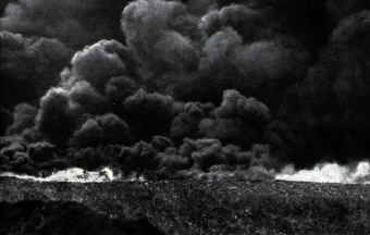 Beeld van het slagveld bij Lens in september 1917 waarbij vlammenwerpers zijn ingezet - klik hier voor vergroting