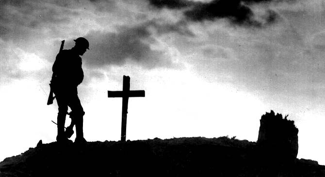 Foto naar de originele foto C.2272 met als titel Seeking a comrade's grave (silhouette) (collectie M.P.Wielinga)