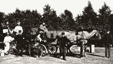 Koos Speenhoff tijdens een tournee langs de troepen in 1914